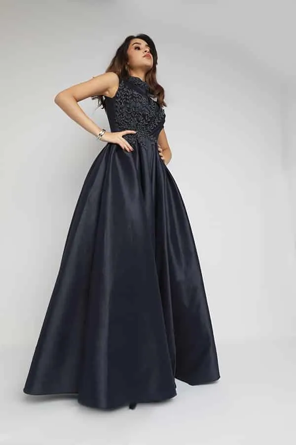 فستان طويل بتطريز في الصدر