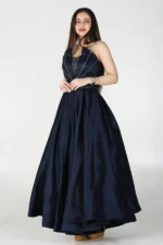 ⁦فستان طويل أسود مطعم بشرائط كريستال⁩ - الصورة ⁦3⁩