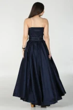 ⁦فستان طويل أسود مطعم بشرائط كريستال⁩ - الصورة ⁦2⁩