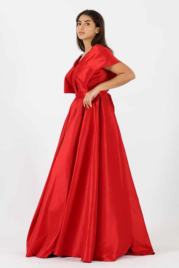 فستان احمر كلاسيكي