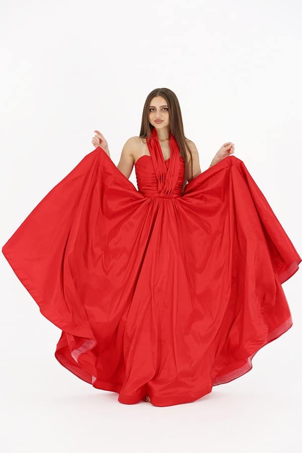 فستان احمر طويل كلاسيكي