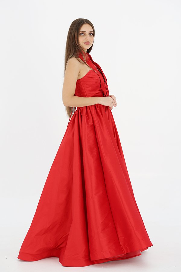 فستان احمر طويل كلاسيكي