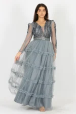 فستان طويل بأكمام شفافة طويلة