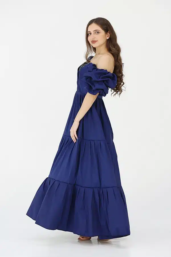 فستان طويل فوشية بأكمام نص منفخه