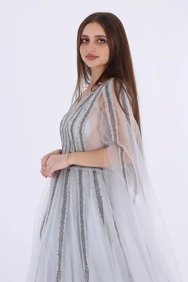 فستان سهرة طويل بأكمام منديل