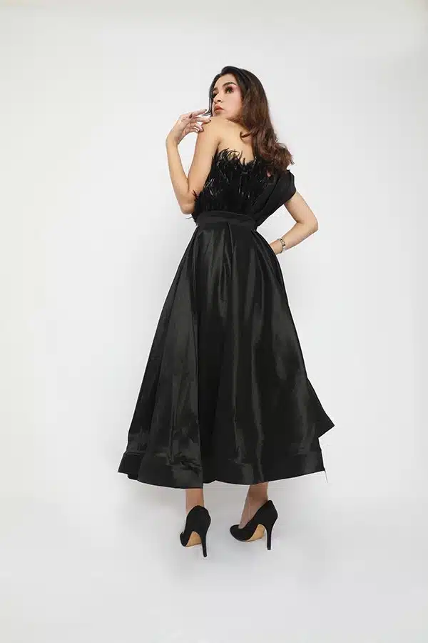 فستان أسود سهرة ميدي مُزين بريش ناعم