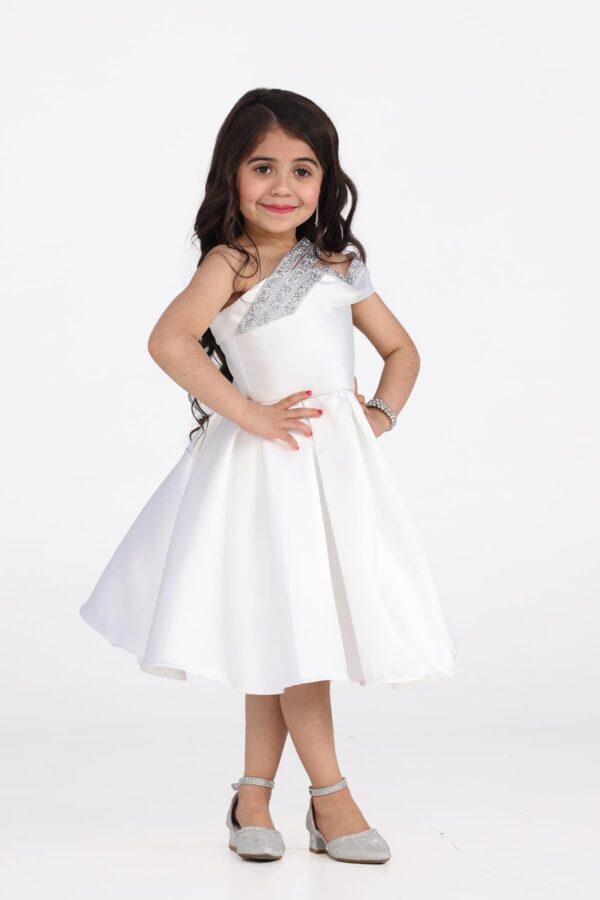 فستان بناتي أبيض بتصميم كلاسيكي
