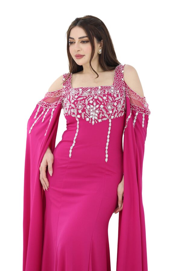 فستان فوشي بأكمام مميزة