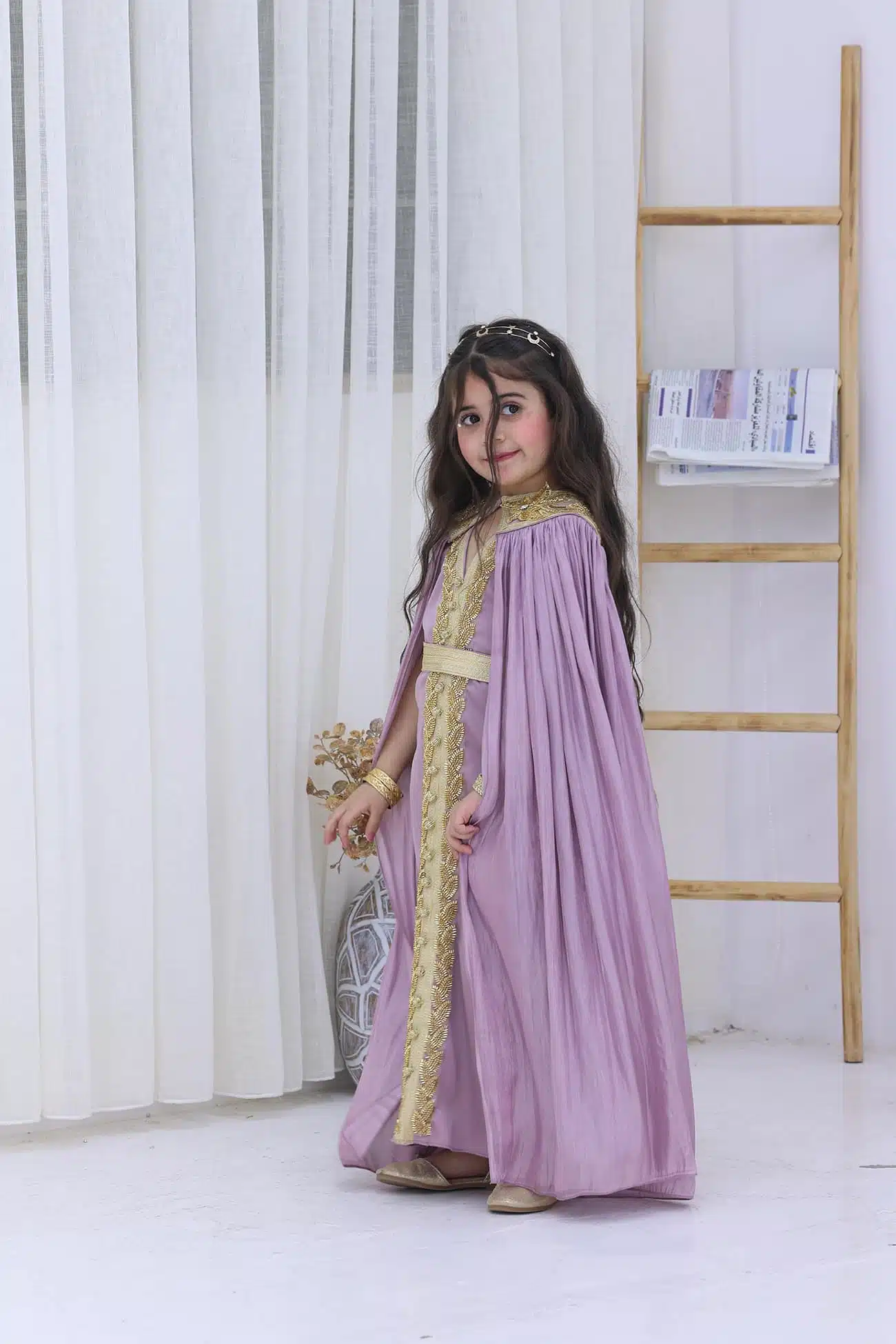 جلابية بناتي قطعتين بتطريز ذهبي جلابية بناتي قطعتين بتطريز ذهبي