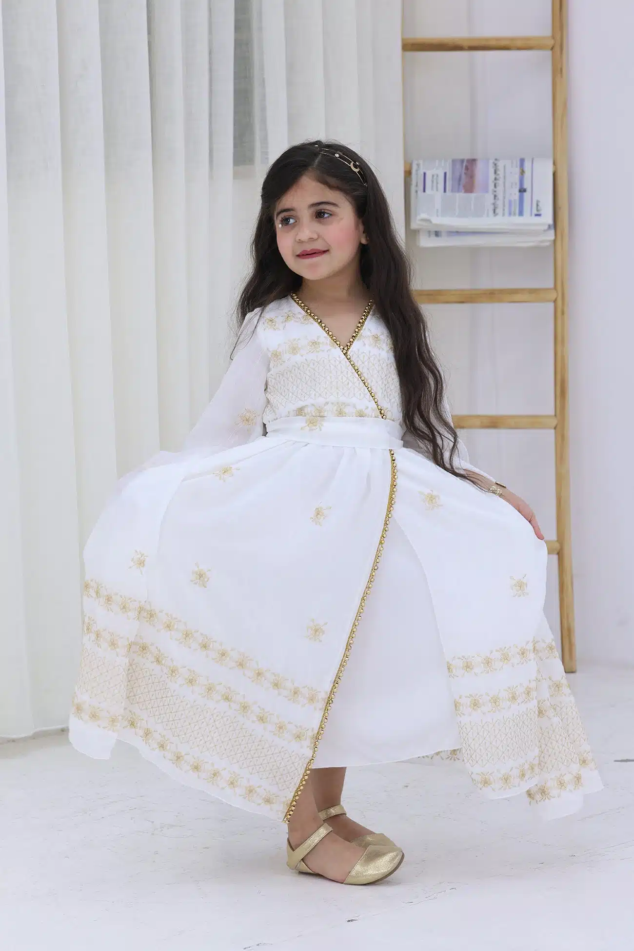 جلابيه العيد بناتي بتطريز خيط ذهبي جلابيه العيد بناتي بتطريز خيط ذهبي