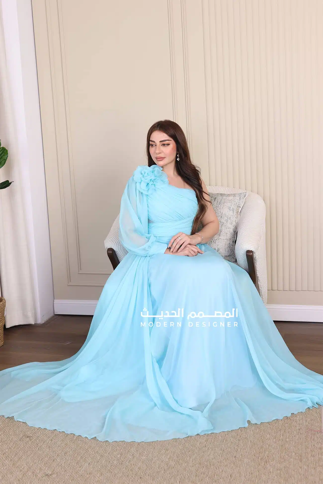 فستان ناعم بفيونكة في الكتف