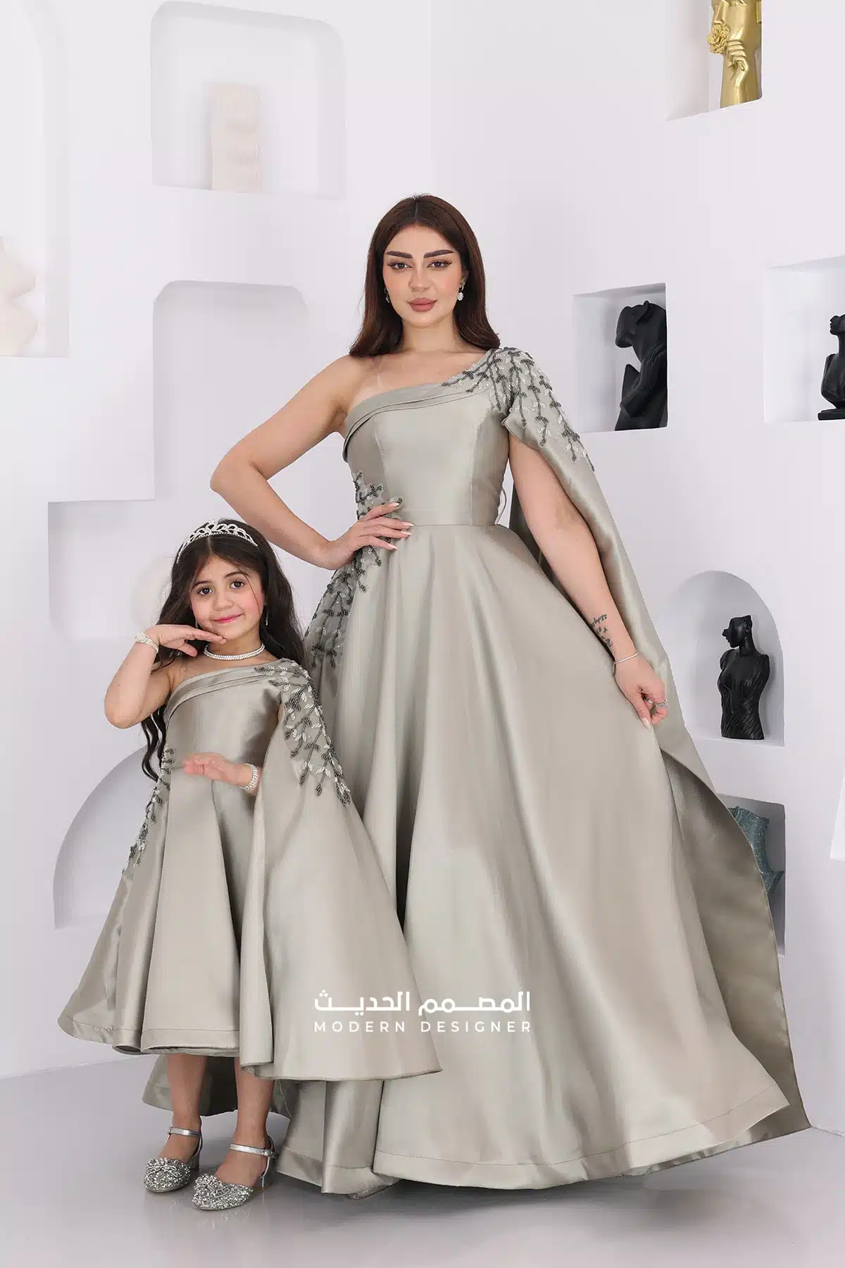 فستان سهرة بتطريز جانبي فخم