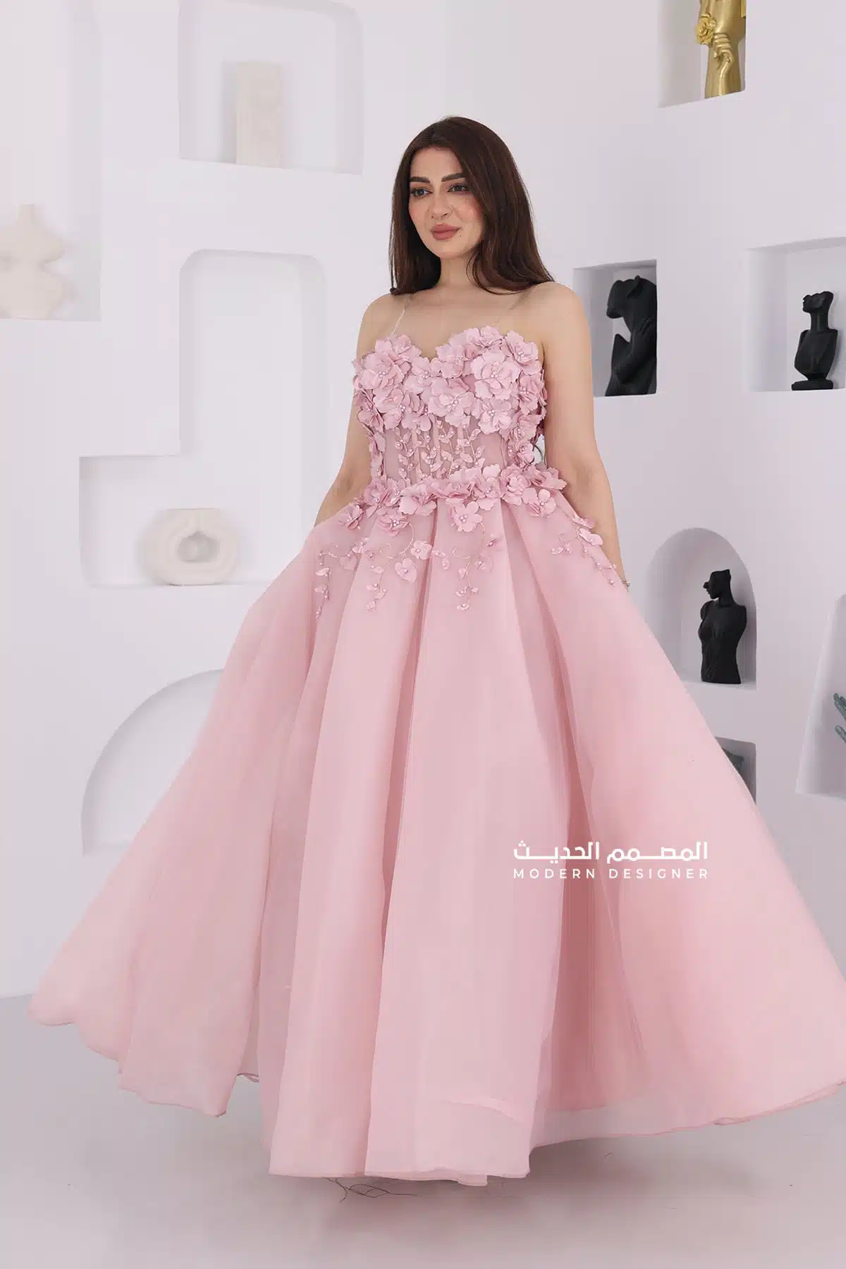 فستان سهرة بتطريز ورد على الصدر