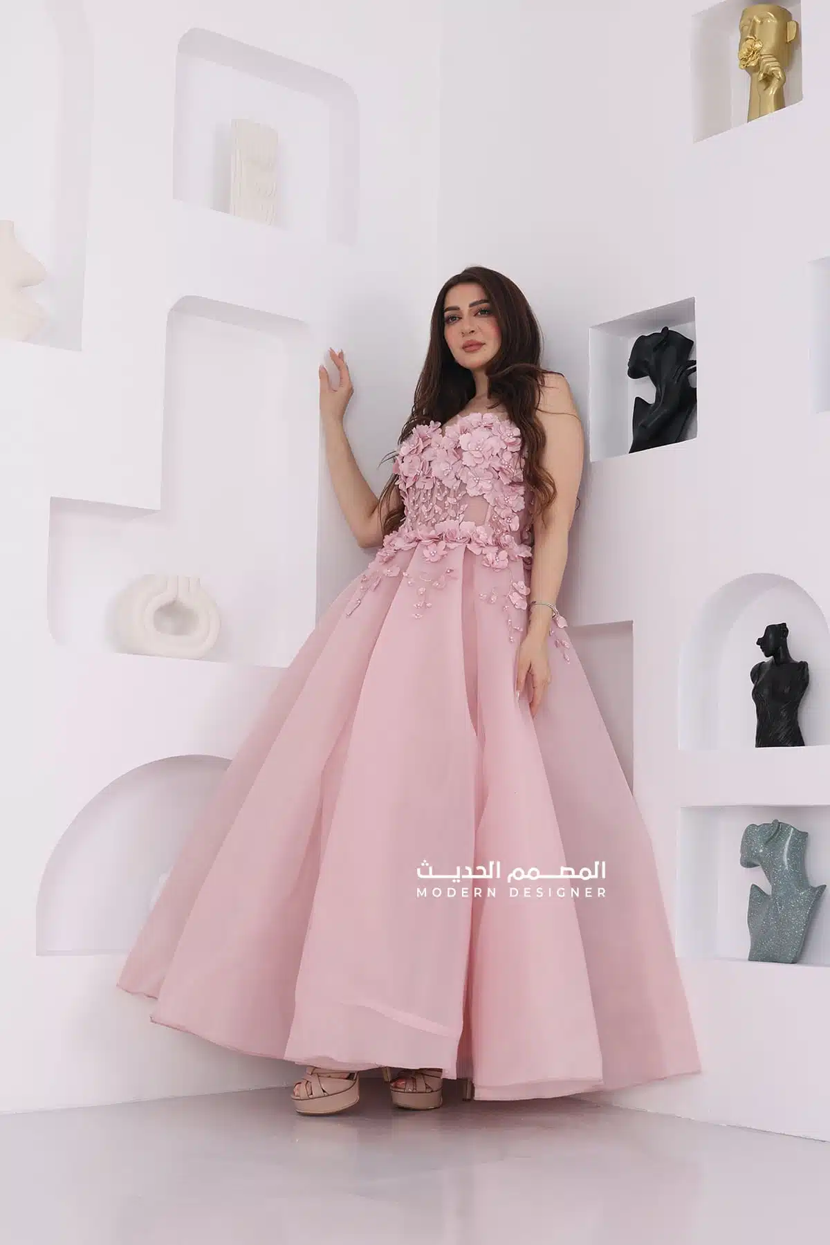 فستان سهرة بتطريز ورد على الصدر