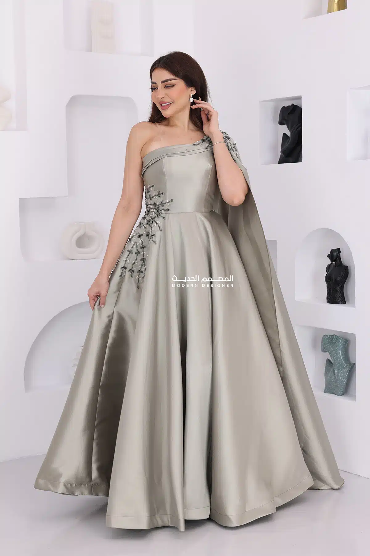 فستان سهرة بتطريز جانبي فخم