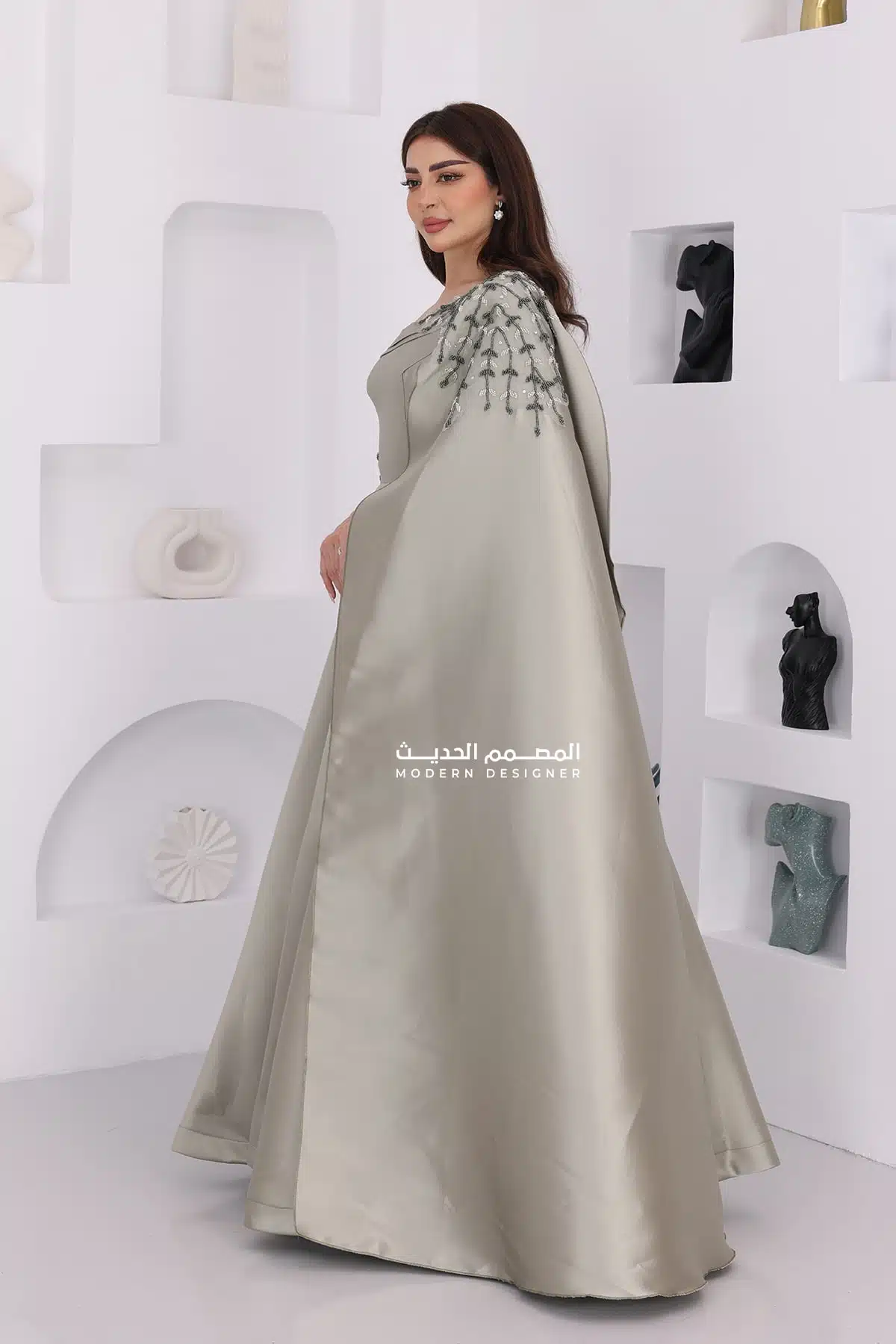 فستان سهرة بتطريز جانبي فخم