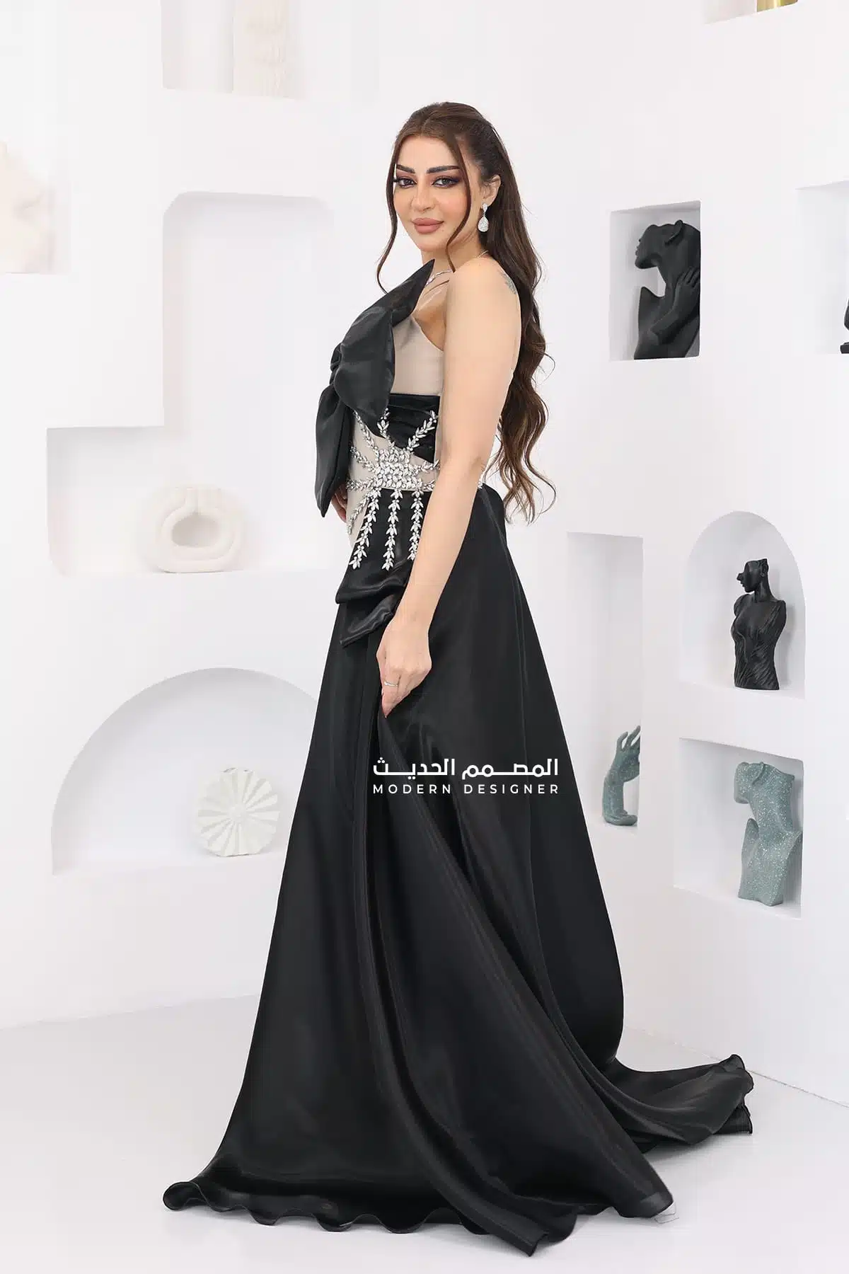 فستان سهرة سواريه بتصميم راقي فستان سهرة سواريه بتصميم راقي