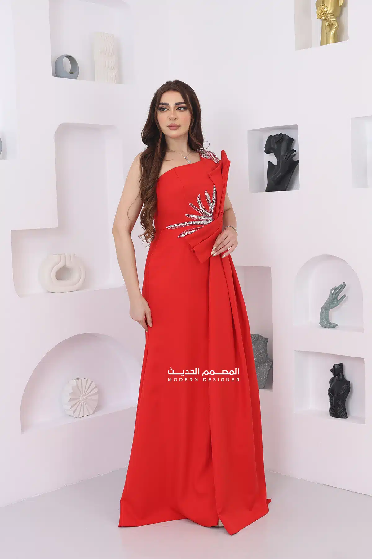 فستان سهرة فخم بتطريز في الجنب