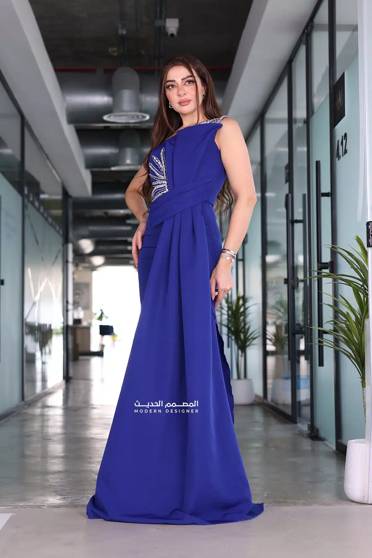 فستان سهرة فخم بتطريز في الجنب