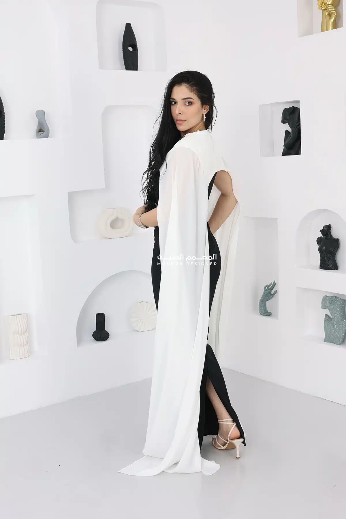 فستان سهرة ناعم بأكمام طويلة فستان سهرة ناعم بأكمام طويلة