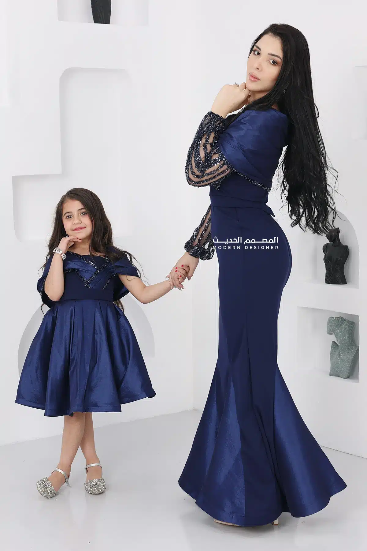 فستان سواريه بأكمام مطرزة فستان سواريه بأكمام مطرزة