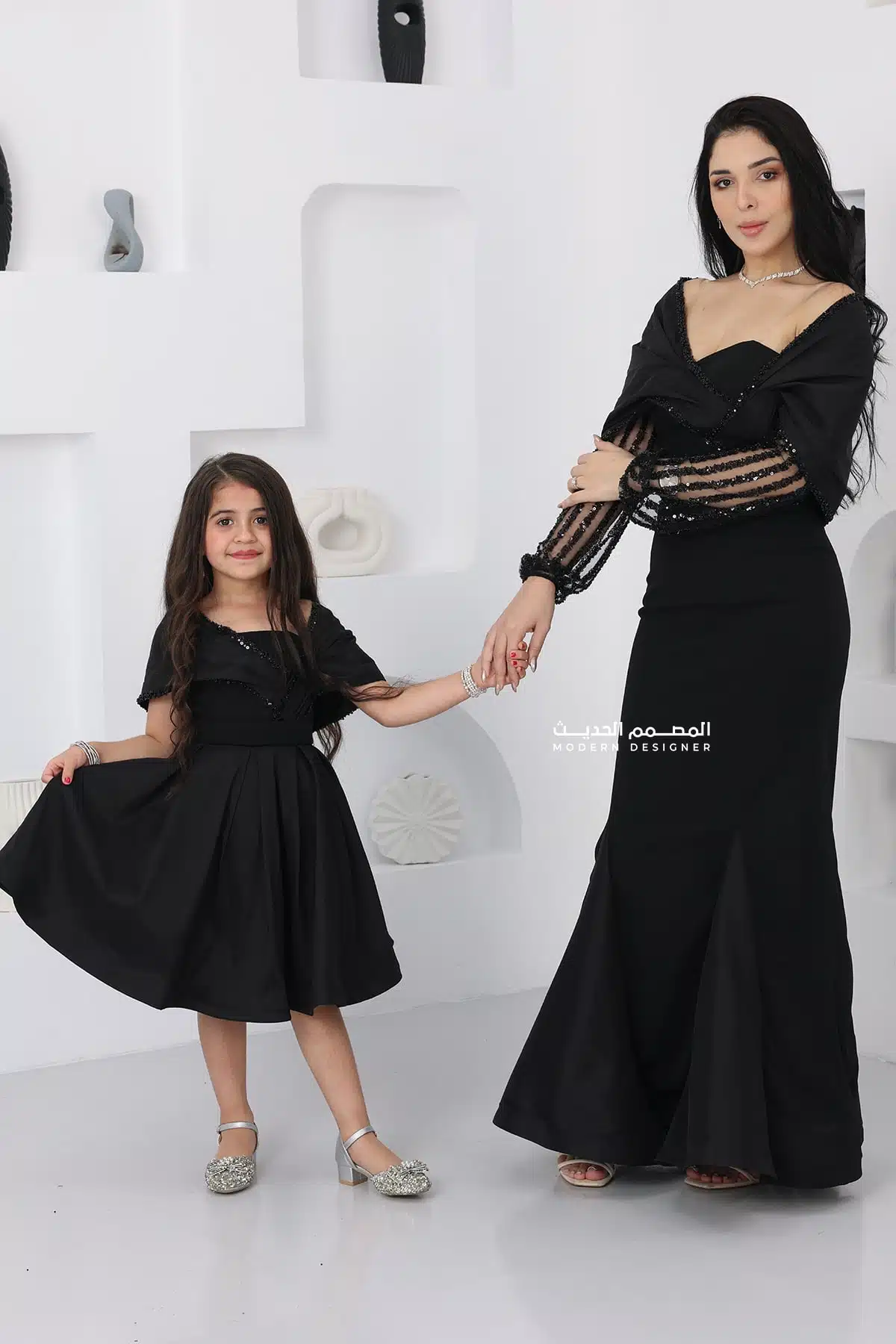 فستان سواريه بأكمام مطرزة فستان سواريه بأكمام مطرزة