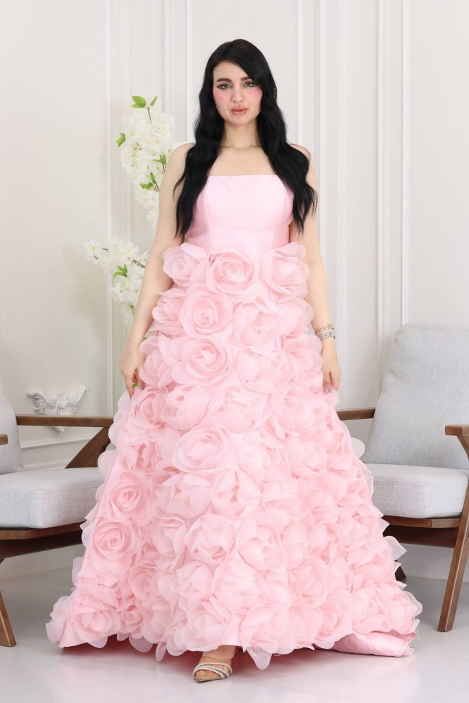 فستان سهرة بتصميم ورد