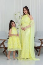 فستان سهرة بتطريز ورود بارز