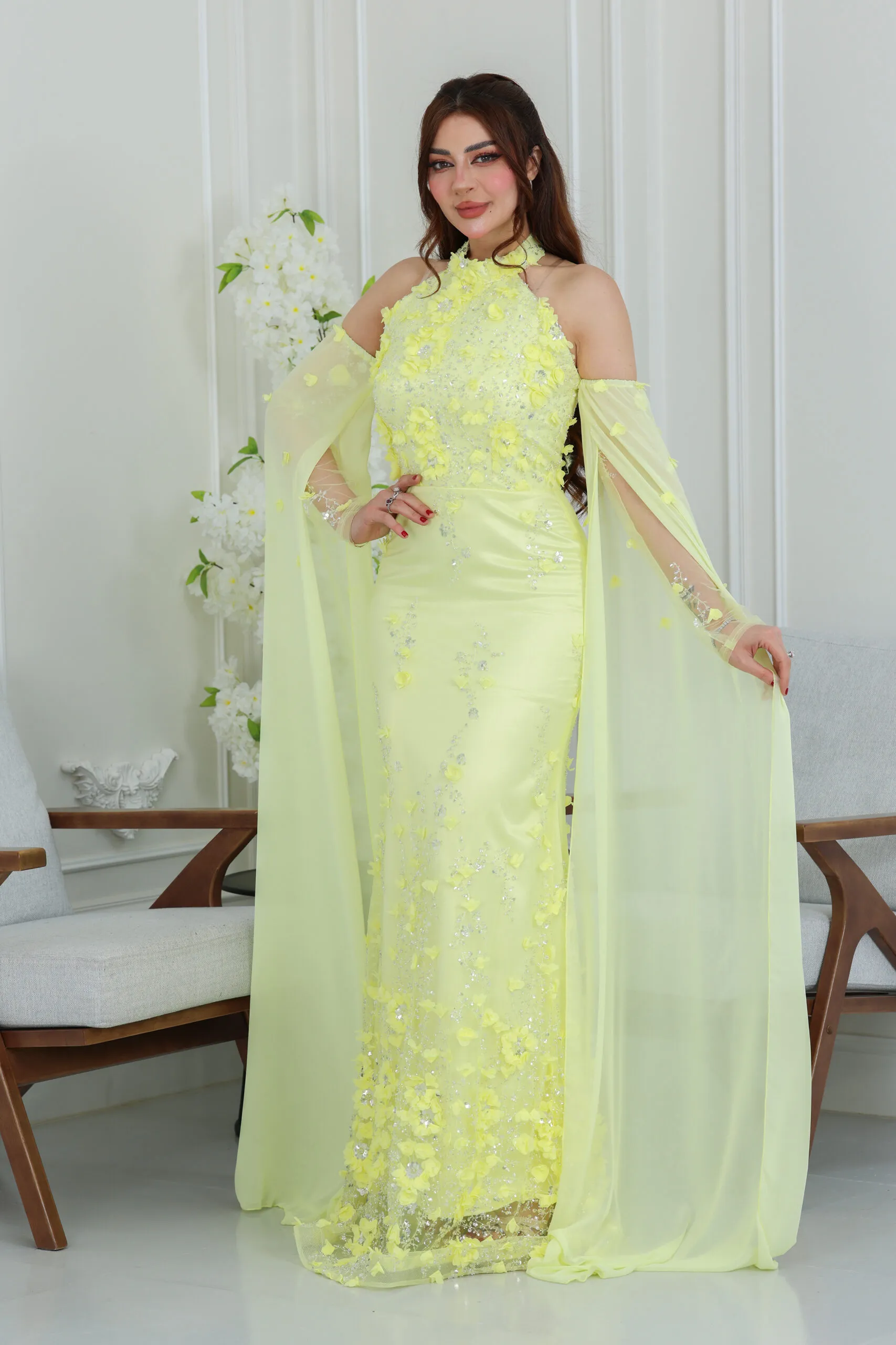 فستان سهرة بتطريز ورود بارز