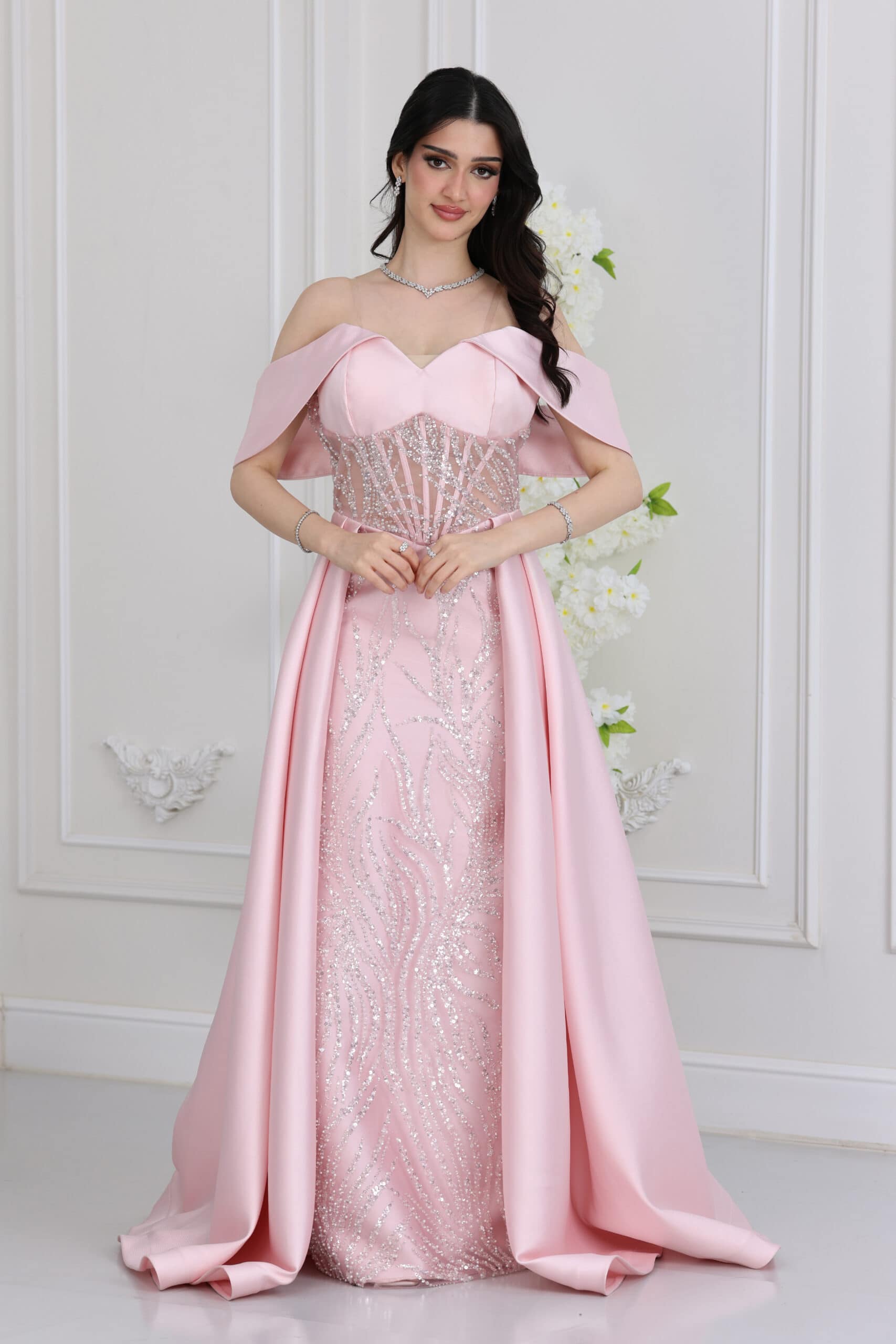 فستان سهرة فخم بذيل فستان سهرة فخم بذيل