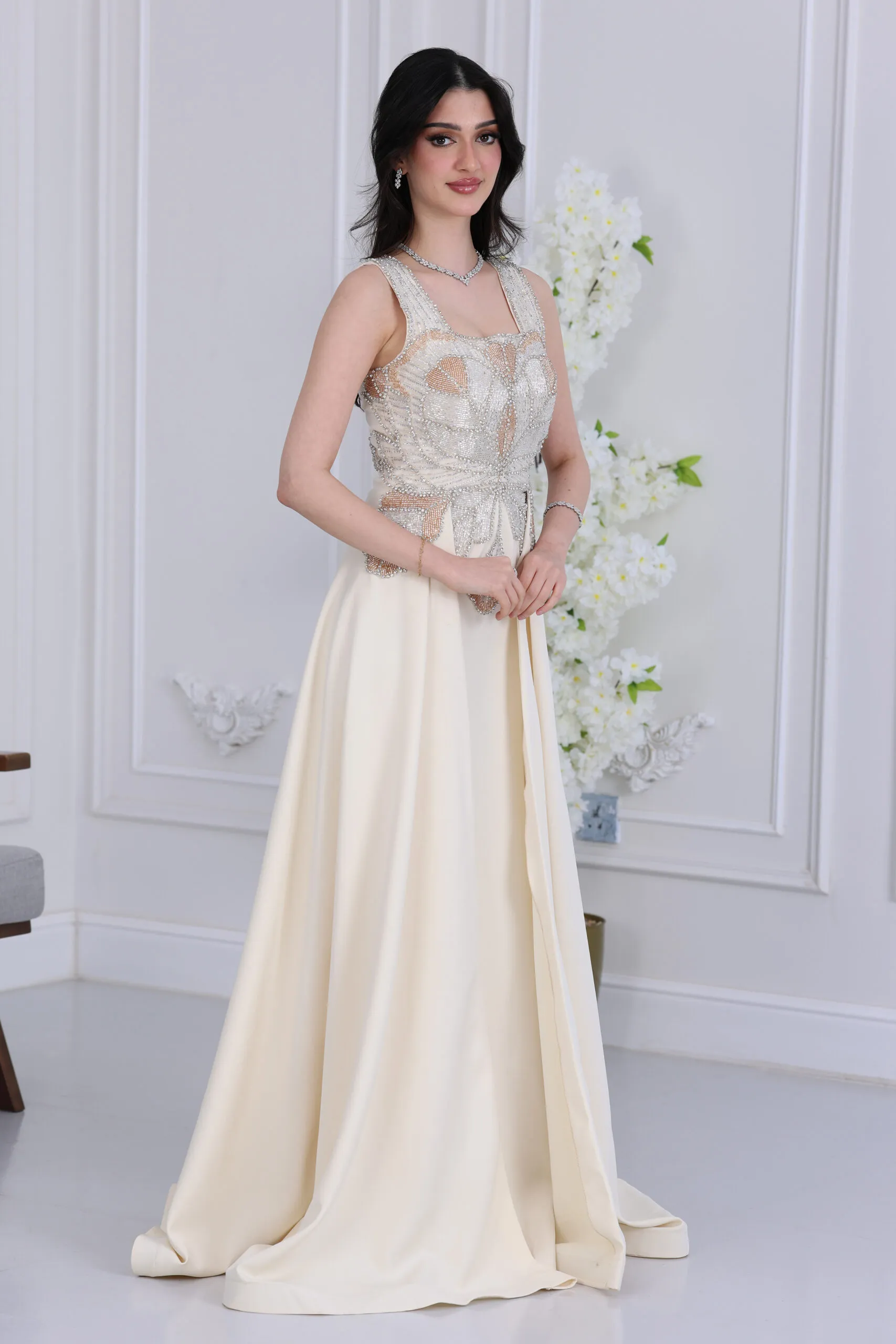 فستان سهرة مطرز ملكي