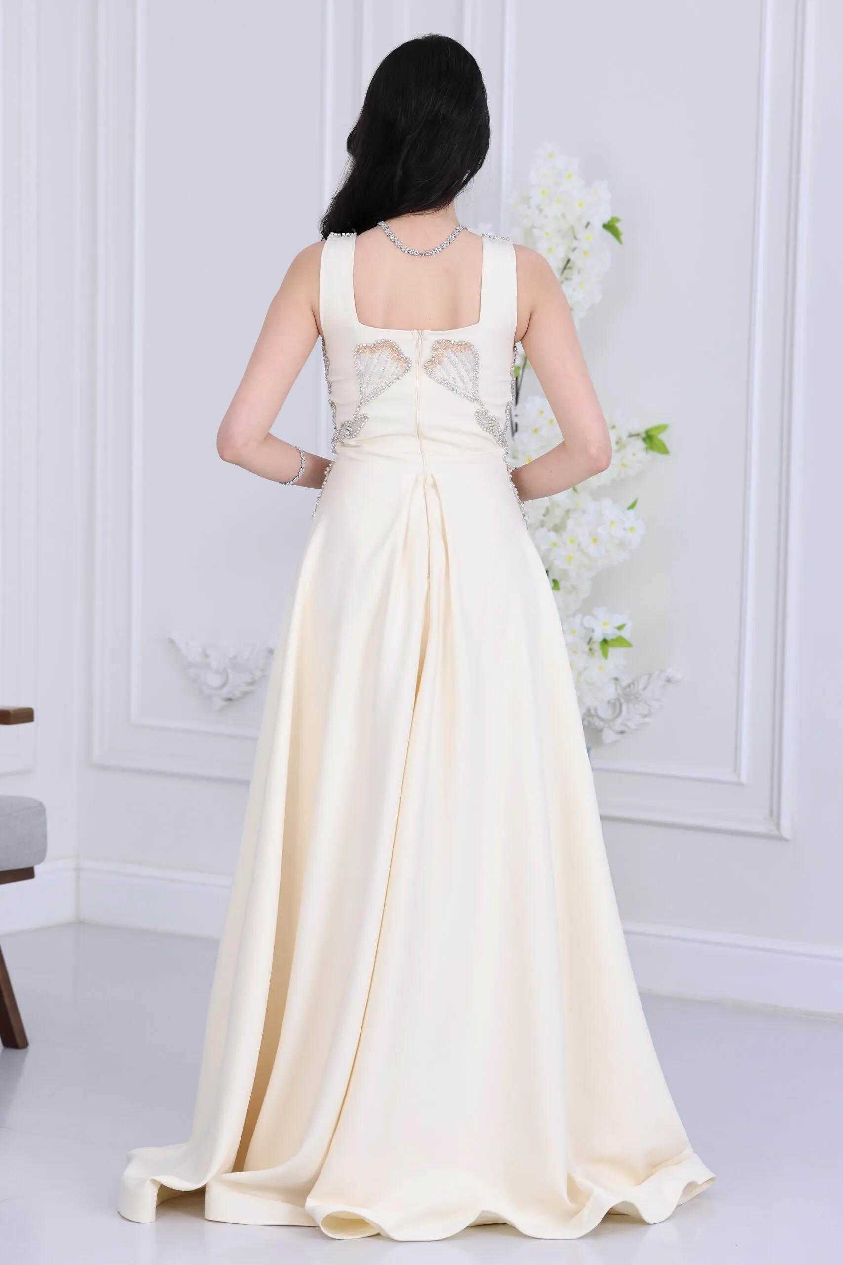 فستان سهرة مطرز ملكي