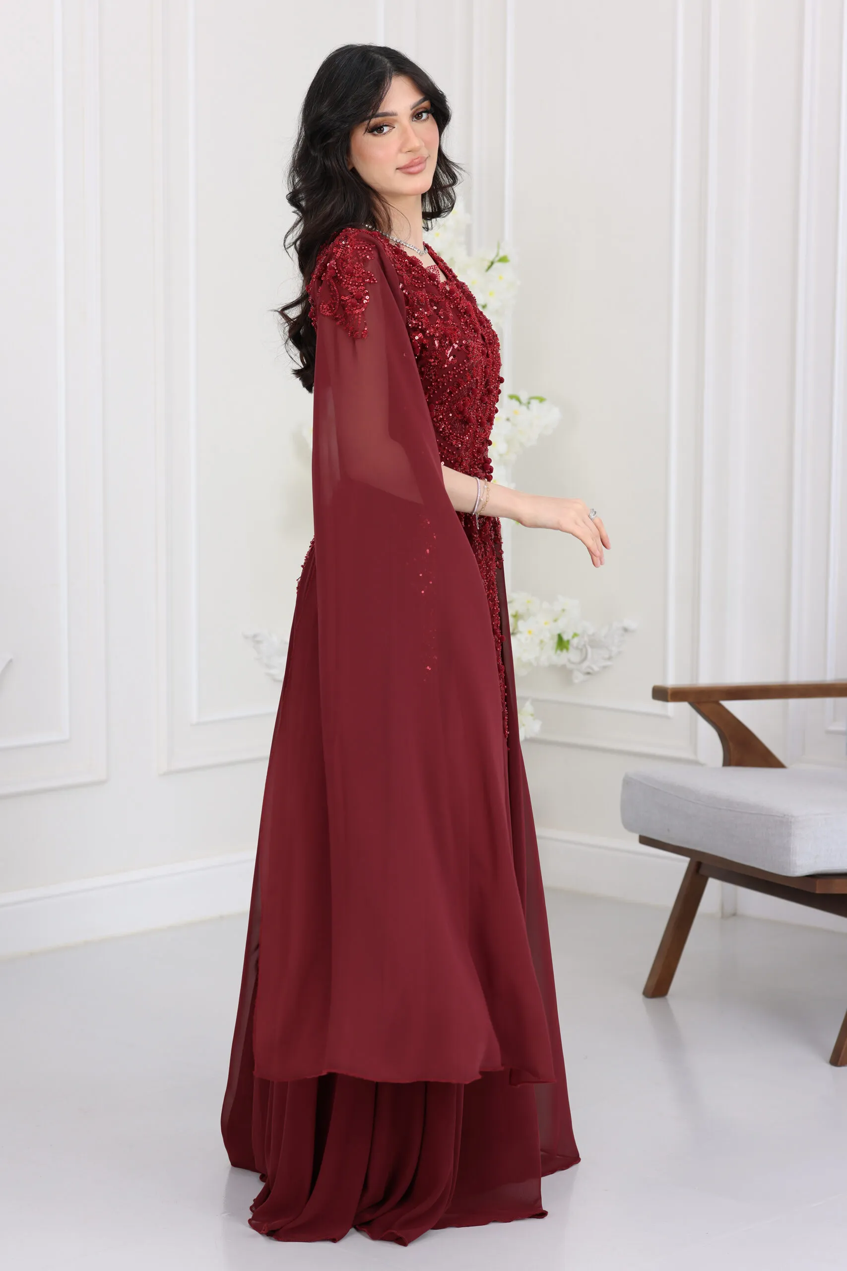 فستان سهرة بأكمام منديل أنيقة