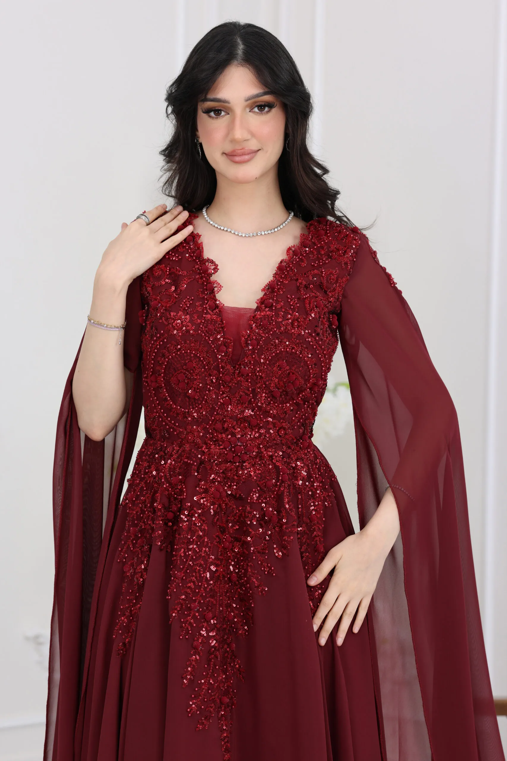 فستان سهرة بأكمام منديل أنيقة