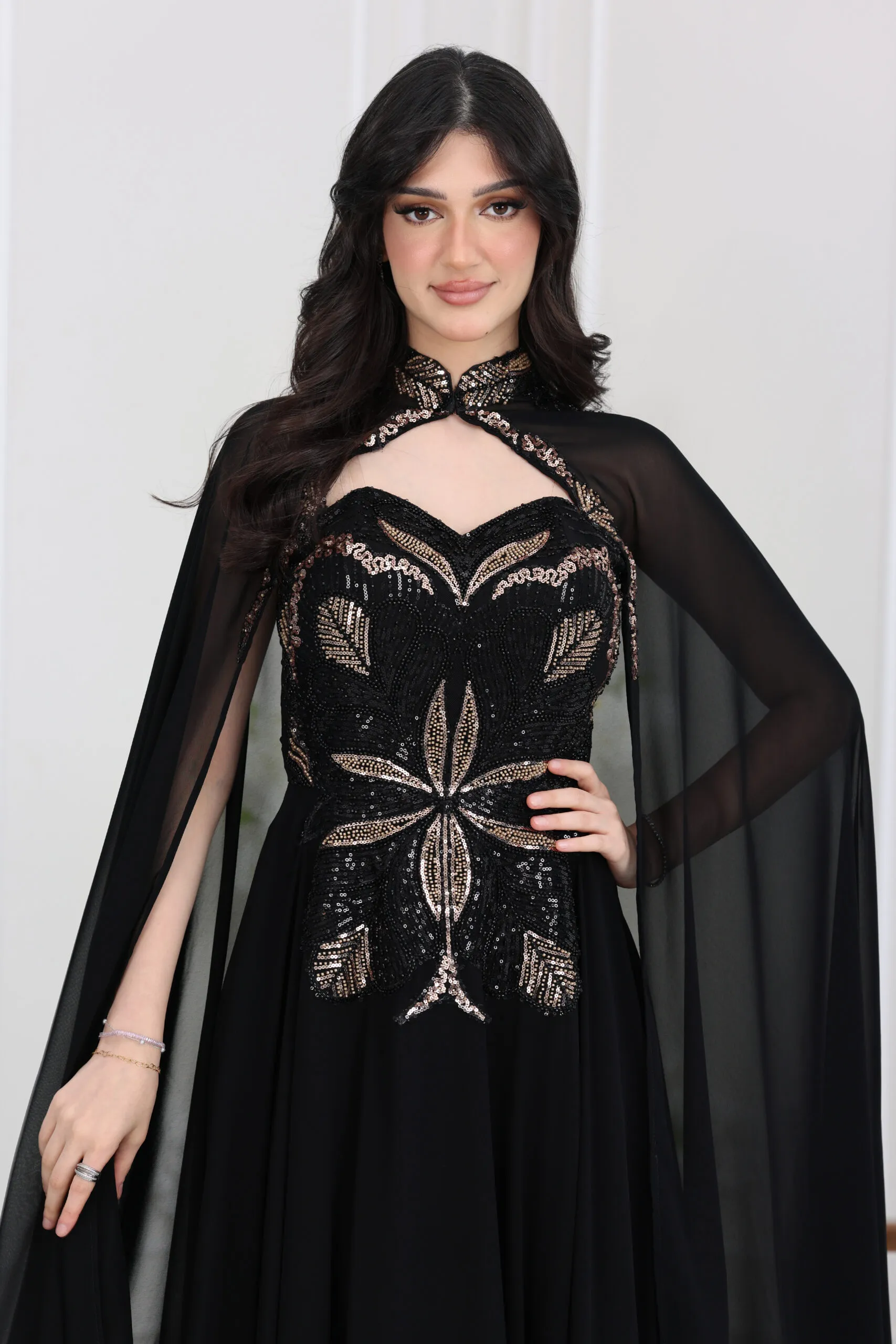 فستان سهرة ياقة مطرزة